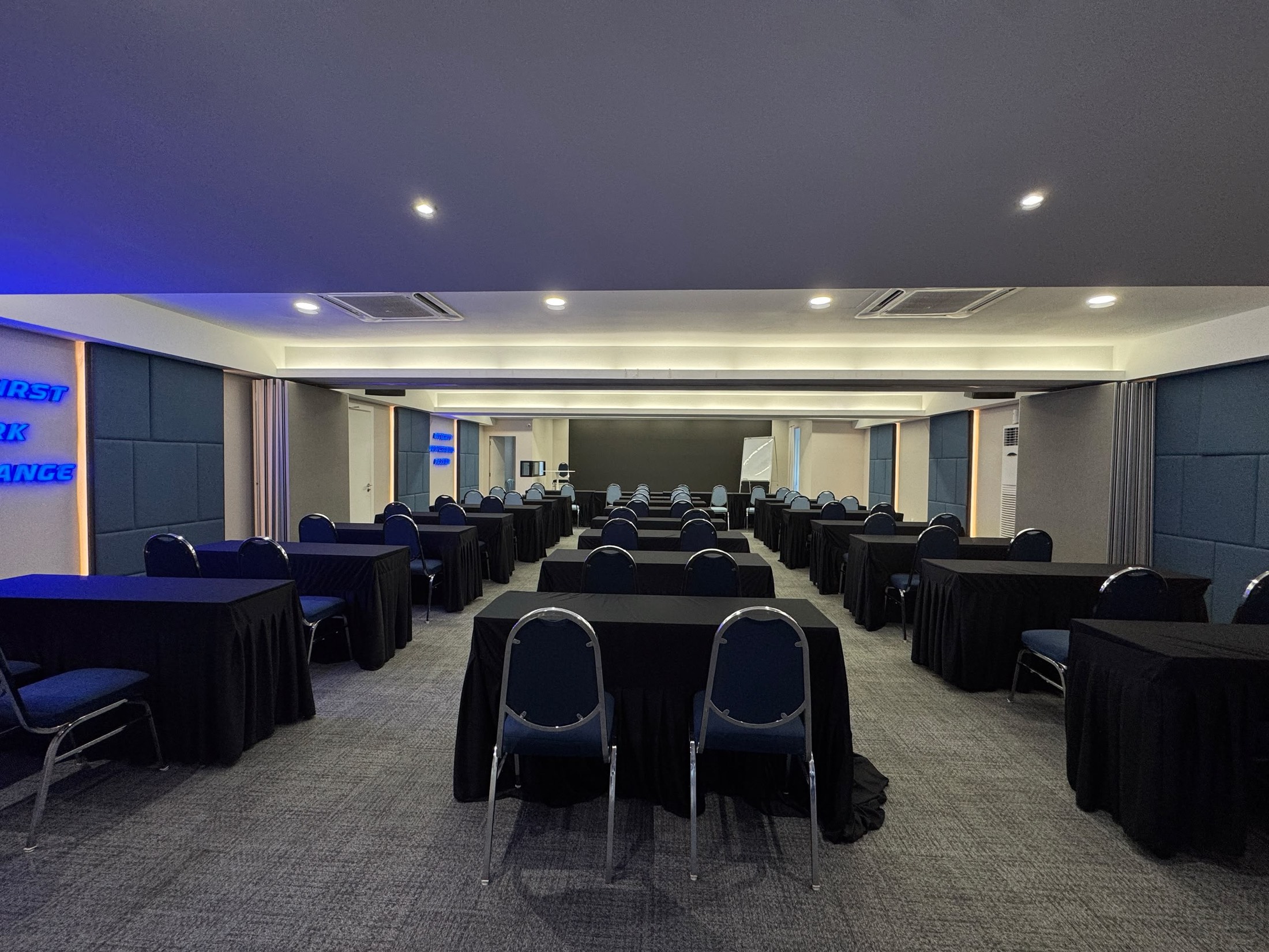 U STAGE Arena classroom-style setup