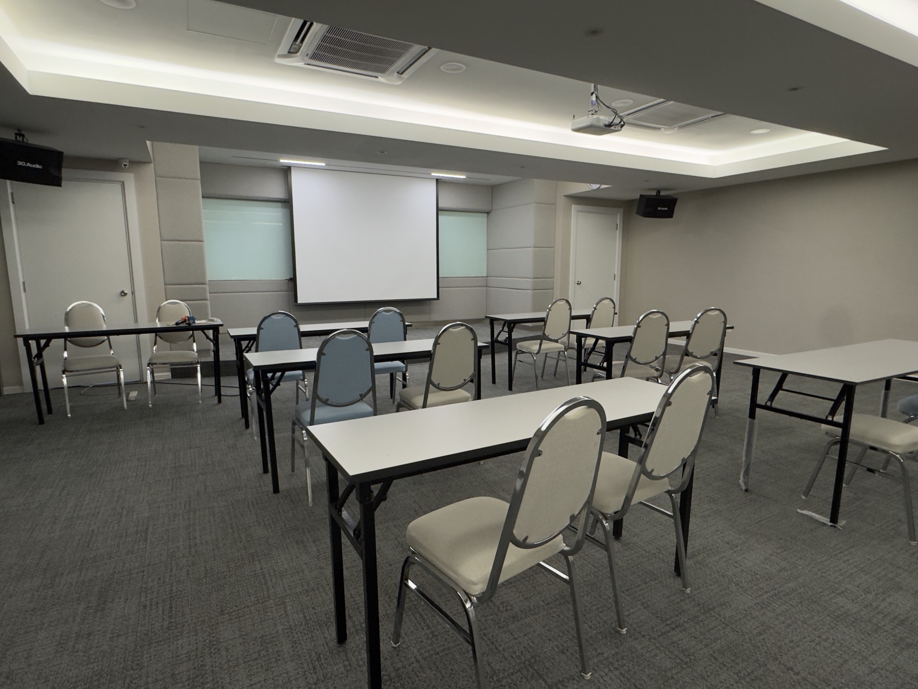 U STAGE Lab training room